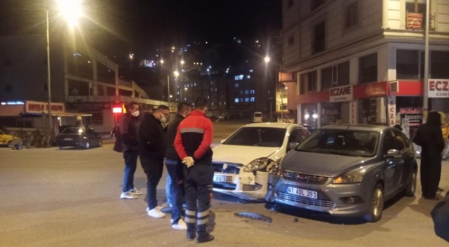 İki otomobilin çarpıştığı kaza korkuttu İki otomobilin çarpıştığı kaza korkuttu
