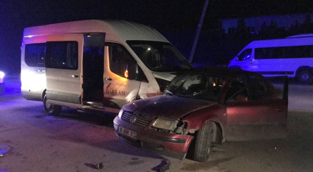 İşçileri taşıyan servis aracı ile otomobil çarpıştı: 1 yaralı İşçileri taşıyan servis aracı ile otomobil çarpıştı: 1 yaralı