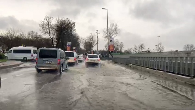 İstanbul’da bazı caddelerde su birikintileri oluştu İstanbul’da bazı caddelerde su birikintileri oluştu