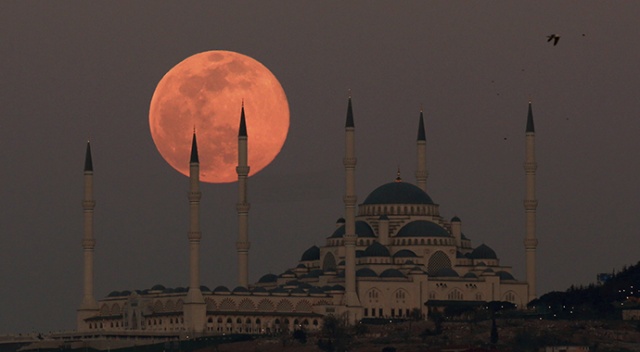İstanbul'da 'Süper Solucan Ay' manzarası İstanbul'da 'Süper Solucan Ay' manzarası