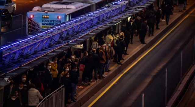 İstanbul'da toplu taşımada pes dedirten yoğunluk İstanbul'da toplu taşımada pes dedirten yoğunluk