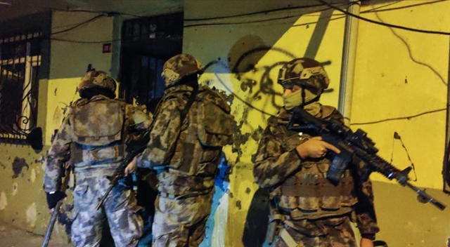 İstanbul'da uyuşturucu satıcılarına yönelik operasyonda 26 şüpheli gözaltına alındı İstanbul'da uyuşturucu satıcılarına yönelik operasyonda 26 şüpheli gözaltına alındı