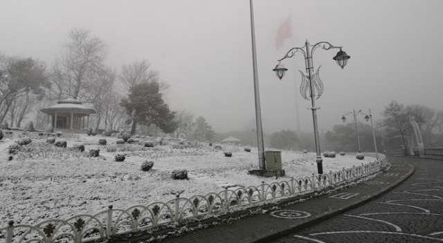 İstanbullular güne kar manzarasıyla uyandı İstanbullular güne kar manzarasıyla uyandı