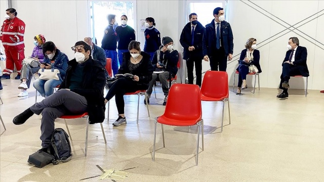 İtalya Başbakanı Draghi, AstraZeneca'nın Kovid-19 aşısından yaptırdı İtalya Başbakanı Draghi, AstraZeneca'nın Kovid-19 aşısından yaptırdı