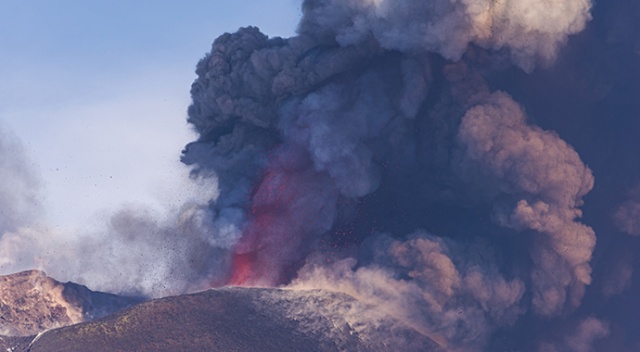 İtalya'da Etna Yanardağı lav püskürtmeye devam ediyor