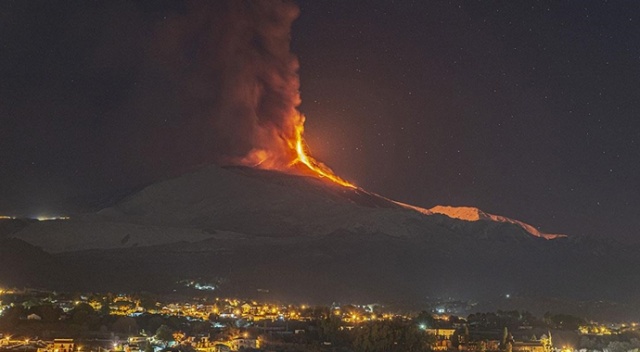 İtalya'da Etna Yanardağı lav ve kül püskürtmeye devam ediyor