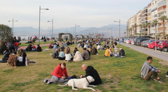 İzmir’de ‘kırmızı alarm’ uyarısına rağmen ürküten yoğunluk