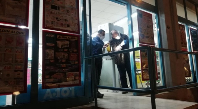 İzmir’de marketteki silahlı soygun girişimi kamerada