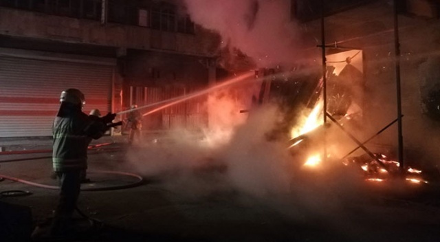 İzmir’de mobilya atölyesinde korkutan yangın