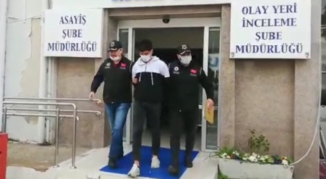 İzmir'de terör örgütünü övücü slogan atan 5 kişi gözaltına alındı İzmir'de terör örgütünü övücü slogan atan 5 kişi gözaltına alındı
