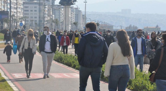 İzmir&#039;de vatandaşlar Kordon&#039;a akın etti, yoğunluk göze çarptı