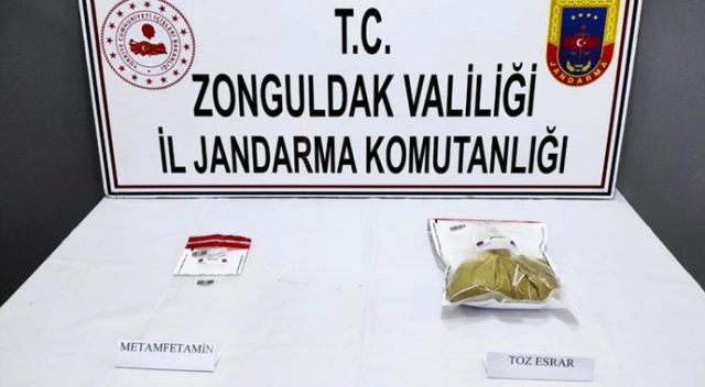 Jandarmanın durdurduğu araçtan uyuşturucu çıktı: 3 gözaltı Jandarmanın durdurduğu araçtan uyuşturucu çıktı: 3 gözaltı