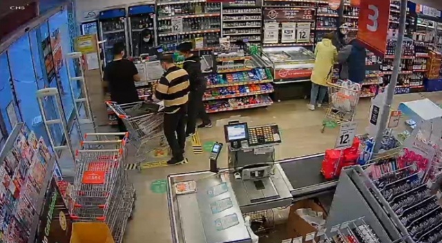 Karı-koca alışveriş yapıyor gibi hırsızlık yaptı, kutuya doldurup kaçarken yakalandı Karı-koca alışveriş yapıyor gibi hırsızlık yaptı, kutuya doldurup kaçarken yakalandı
