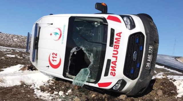 Kars’ta ambulans takla attı: 3 yaralı Kars’ta ambulans takla attı: 3 yaralı