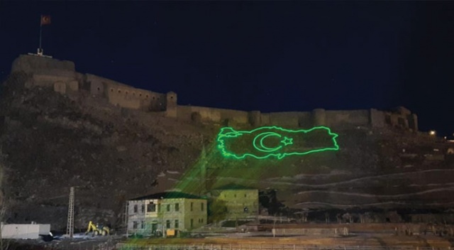 Kars'ta bayrak ve Atatürk temalı lazer gösterisi