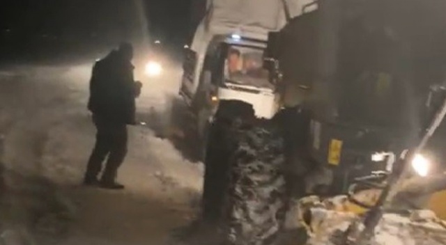 Kars’ta tipi nedeniyle araçlar mahsur kaldı