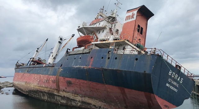 Kartal'da rıhtıma bağlı olan kuru yük gemisi yan yattı Kartal'da rıhtıma bağlı olan kuru yük gemisi yan yattı