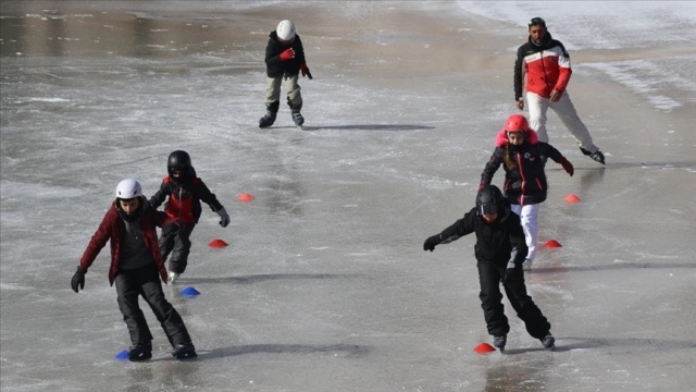 Kayak sporcusu çocuklar donan Ardıçlı Gölü'nde buz pateni keyfi yaptı Kayak sporcusu çocuklar donan Ardıçlı Gölü'nde buz pateni keyfi yaptı