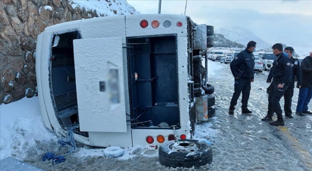 Kayseri'de Endonezyalı turistleri taşıyan midibüs devrildi: 25 yaralı