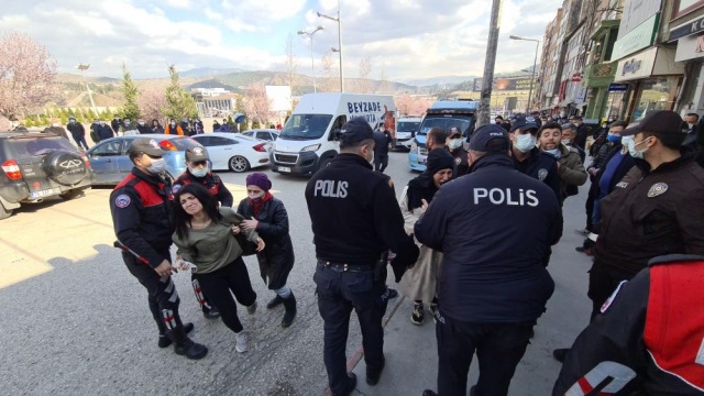 Kimlik soran polislerle tartıştılar, vatandaşlar film gibi izledi Kimlik soran polislerle tartıştılar, vatandaşlar film gibi izledi