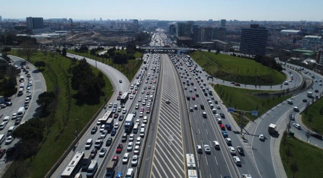 Kısıtlamasız Cumartesi'de İstanbul'da trafik yoğunluğu Kısıtlamasız Cumartesi'de İstanbul'da trafik yoğunluğu