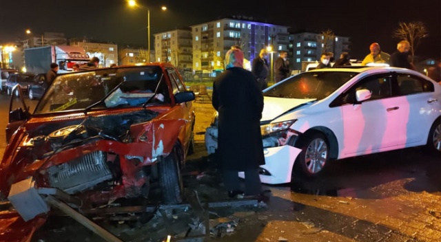 Kontrolden çıkan otomobil park halindeki araçlara çarptı