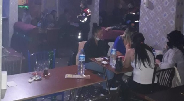 Konya'da iş yerinin mührünü bozup eğlenenler polise yakalandı Konya'da iş yerinin mührünü bozup eğlenenler polise yakalandı
