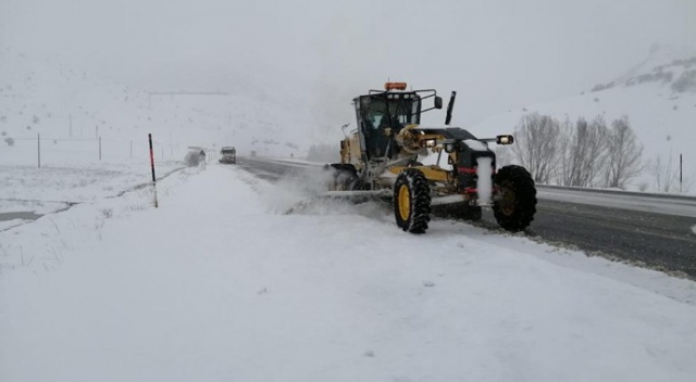 Lapa lapa kar yağdı: 57 yerleşim yerinin yolu ulaşıma kapandı Lapa lapa kar yağdı: 57 yerleşim yerinin yolu ulaşıma kapandı