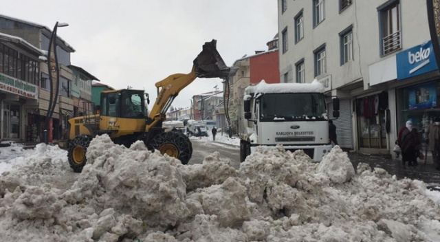 Lapa lapa yağdı, kar kamyonlarla taşınmaya başladı