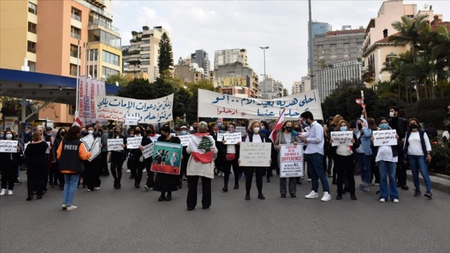 Lübnanlı kadınlar hayat pahalılığını protesto etti Lübnanlı kadınlar hayat pahalılığını protesto etti