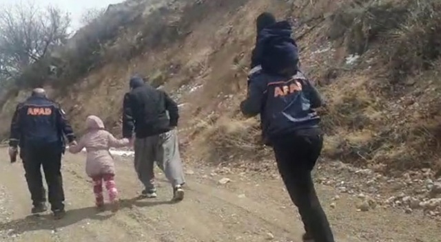 Mahsur kalan çocukları sırtlarında taşıyarak kurtardılar Mahsur kalan çocukları sırtlarında taşıyarak kurtardılar