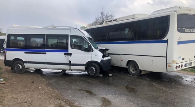 Manisa'da tarım işçilerini taşıyan iki servis aracı çarpıştı: 10 yaralı Manisa'da tarım işçilerini taşıyan iki servis aracı çarpıştı: 10 yaralı