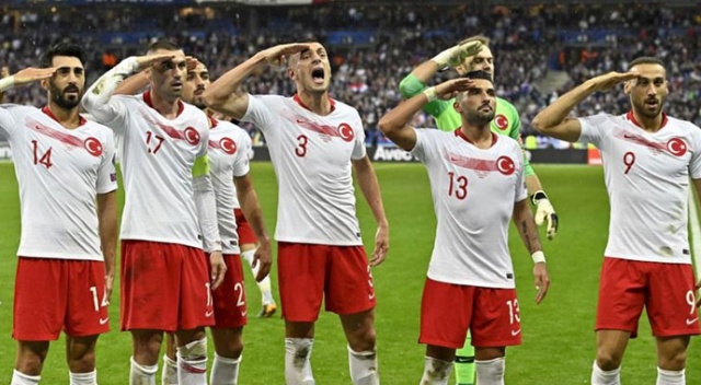Merih Demiral sakatlandı! Hollanda ve Norveç maçlarını kaçırabilir