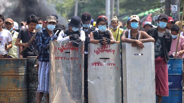 Myanmar'daki protestolarda şimdiye kadar ölenlerin sayısı 217'ye çıktı Myanmar'daki protestolarda şimdiye kadar ölenlerin sayısı 217'ye çıktı