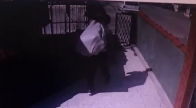 Otelden çaldığı eşyaları çuvala koyup sırtlarken kameralara yakalandı