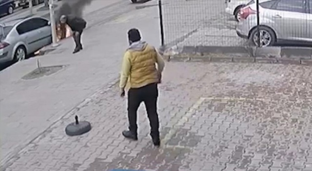 Otomobil bir anda alev aldı, o anlar güvenlik kamerasına yansıdı Otomobil bir anda alev aldı, o anlar güvenlik kamerasına yansıdı