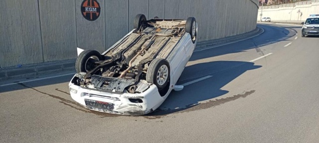 Otomobil takla attı, sürücünün burnu bile kanamadı Otomobil takla attı, sürücünün burnu bile kanamadı