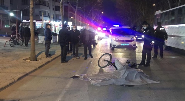 Otomobile çarpıp düşen bisikletli kamyonun altında kaldı: 1 ölü