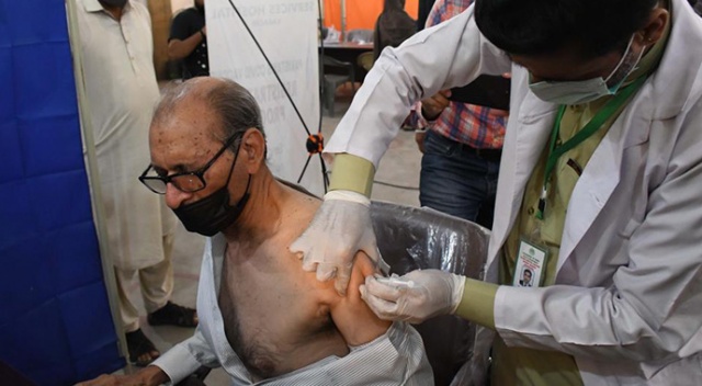 Pakistan'da 100 yaşındaki adam Covid-19 aşısı oldu