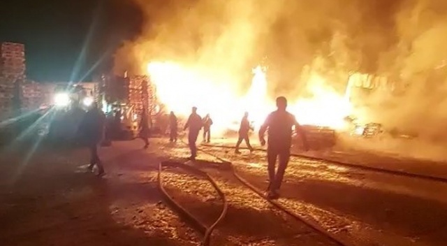 Palet fabrikasında yangın