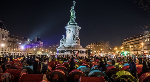 Paris'in ortasına çadır kurdular Paris'in ortasına çadır kurdular