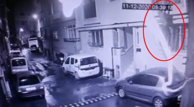 Pencere korkuluklarından tırmanıp eve giren hırsız kamerada Pencere korkuluklarından tırmanıp eve giren hırsız kamerada