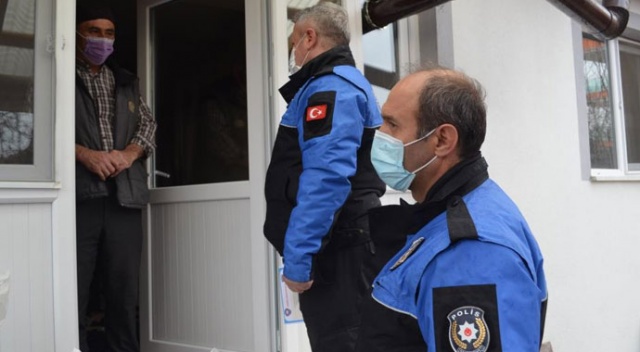 Polis, kapı kapı gezerek ‘misafir kabul etmeyin’ uyarısı yaptı Polis, kapı kapı gezerek ‘misafir kabul etmeyin’ uyarısı yaptı