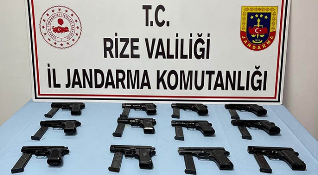Rize'de bir otomobilden 12 adet tabanca çıktı