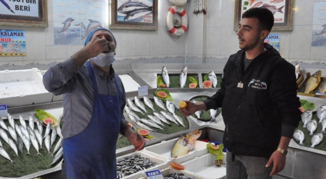 Sağlıklı diye çiğ balığın üzerini limonu sıkıp yiyor Sağlıklı diye çiğ balığın üzerini limonu sıkıp yiyor