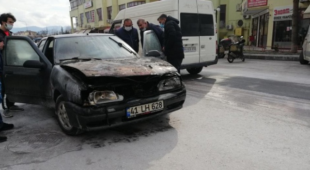 Seyir halindeki otomobil alev alev yandı