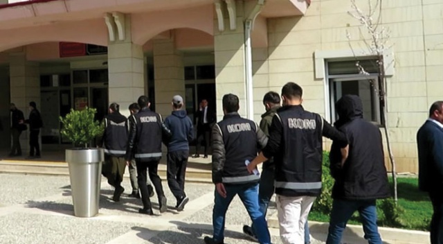 Siirt'te çeşitli suçlardan araması bulunan 8 zanlı yakalandı Siirt'te çeşitli suçlardan araması bulunan 8 zanlı yakalandı