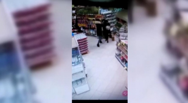 Süper markette kadınların kavgası kameraya yansıdı Süper markette kadınların kavgası kameraya yansıdı