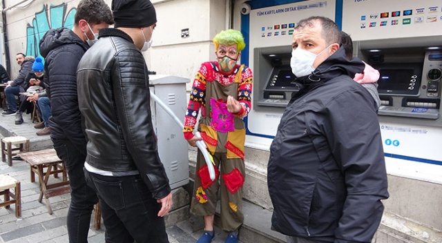 Taksim’de özçekim yaptırdığı turistleri para için tehdit eden palyaço gözaltına alındı Taksim’de özçekim yaptırdığı turistleri para için tehdit eden palyaço gözaltına alındı