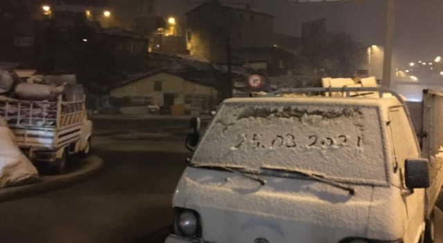 Taksim'de sabahın erken saatlerine kar sürprizi Taksim'de sabahın erken saatlerine kar sürprizi